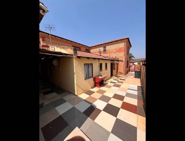 8 BEDROOM HOUSE FOR SALE IN LOTUS GARDENS